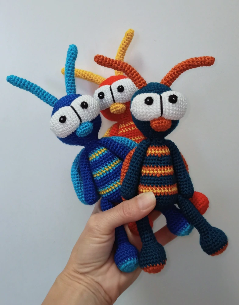 Háčkovaný cvrček - 24 cm
